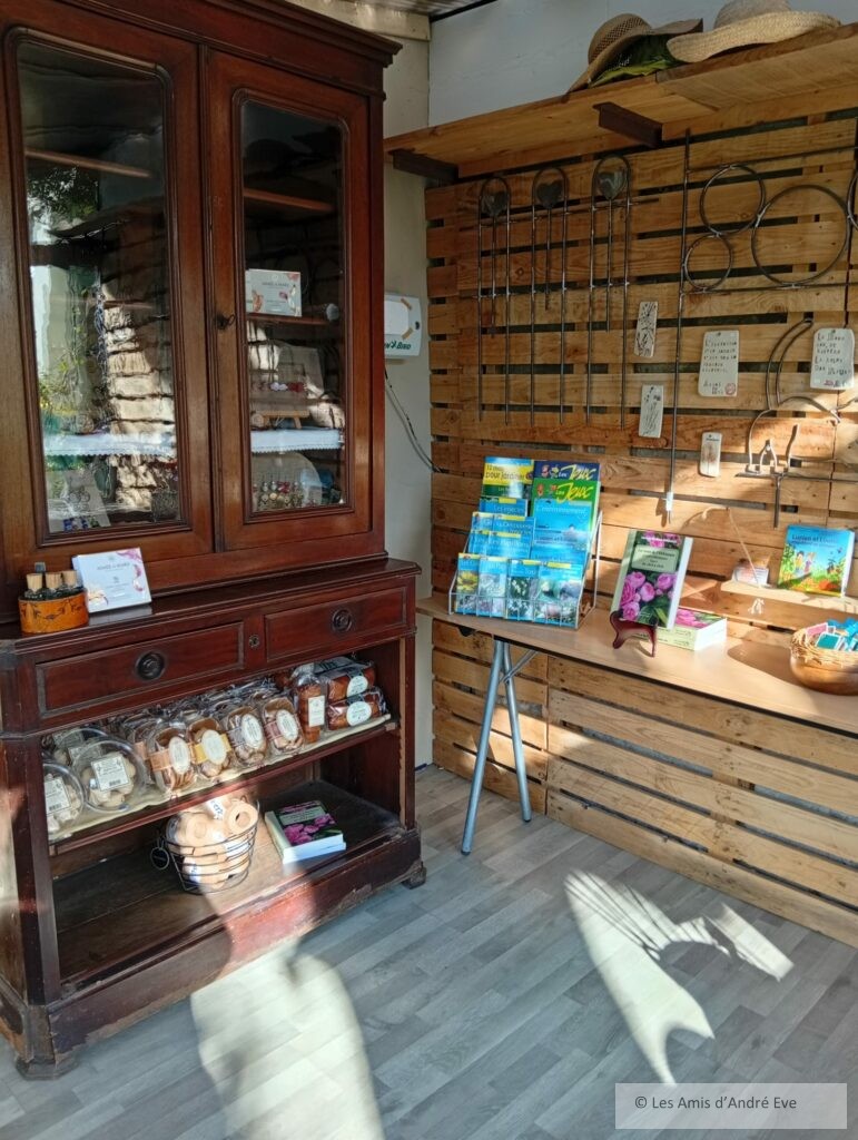 Espace boutique installé dans l'ancien bureau d'André eve
