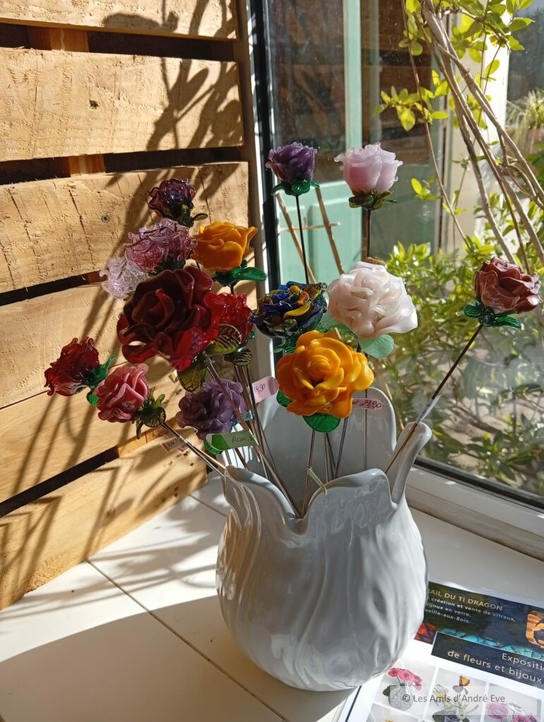 Fleurs en Murano, vitrail du Ti Dagron